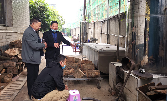 1000型大型釀酒設(shè)備正在蒸酒，劉老師為學員講解鍋爐的使用700