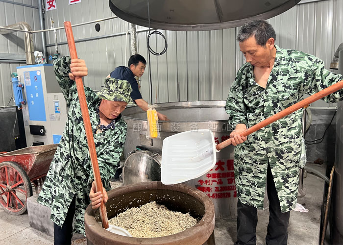 用雅大生物顆粒釀酒設備蒸酒