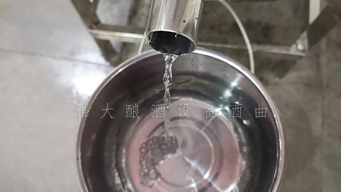 2.12剛從小型白酒設備中接出來的新酒