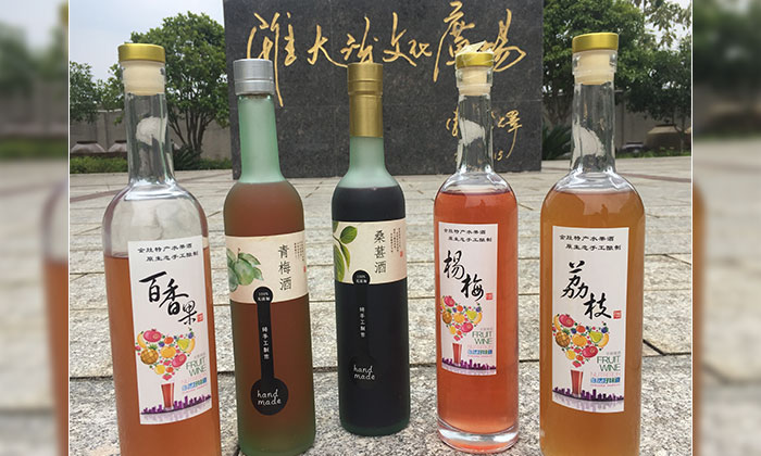 12.3雅大學(xué)員釀造的特色果酒