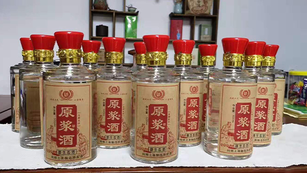 堅(jiān)持用白酒釀酒設(shè)備做純糧酒，每天釀2鍋酒還不夠賣！